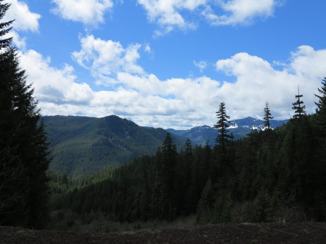 Green mountains alongside Hey 20. April 28th, 2013