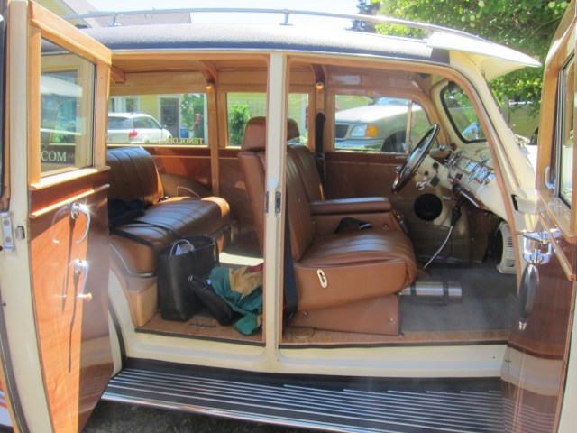 Nice detail of the interior. Love the way the doors open.