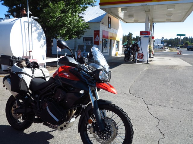 KTM gets fuel in Crescent, the Tiger bets on waiting until Paisley... Will it survive 200 miles without a refuel?