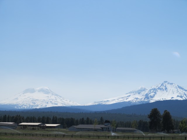 Fire near Tumalo clouds view of Sisters 
