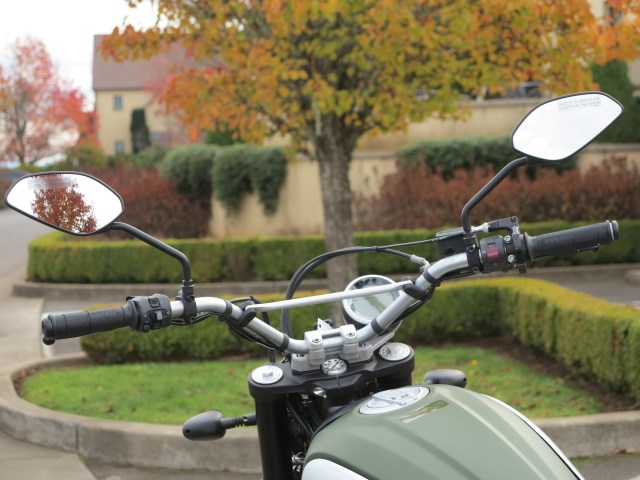 Small round dash at the handlebars