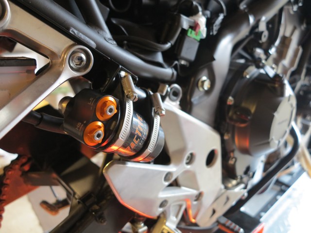 Shock reservoir and clickers, easy access