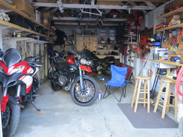 A cold beer, the radio blasting a soccer match narration in old style, the barbecue lit, and some more motorcycle work. Perfect!