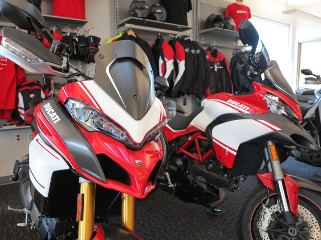 Carbon fiber shorty on the Pikes Peak DVT, another point for the DVT bikes!